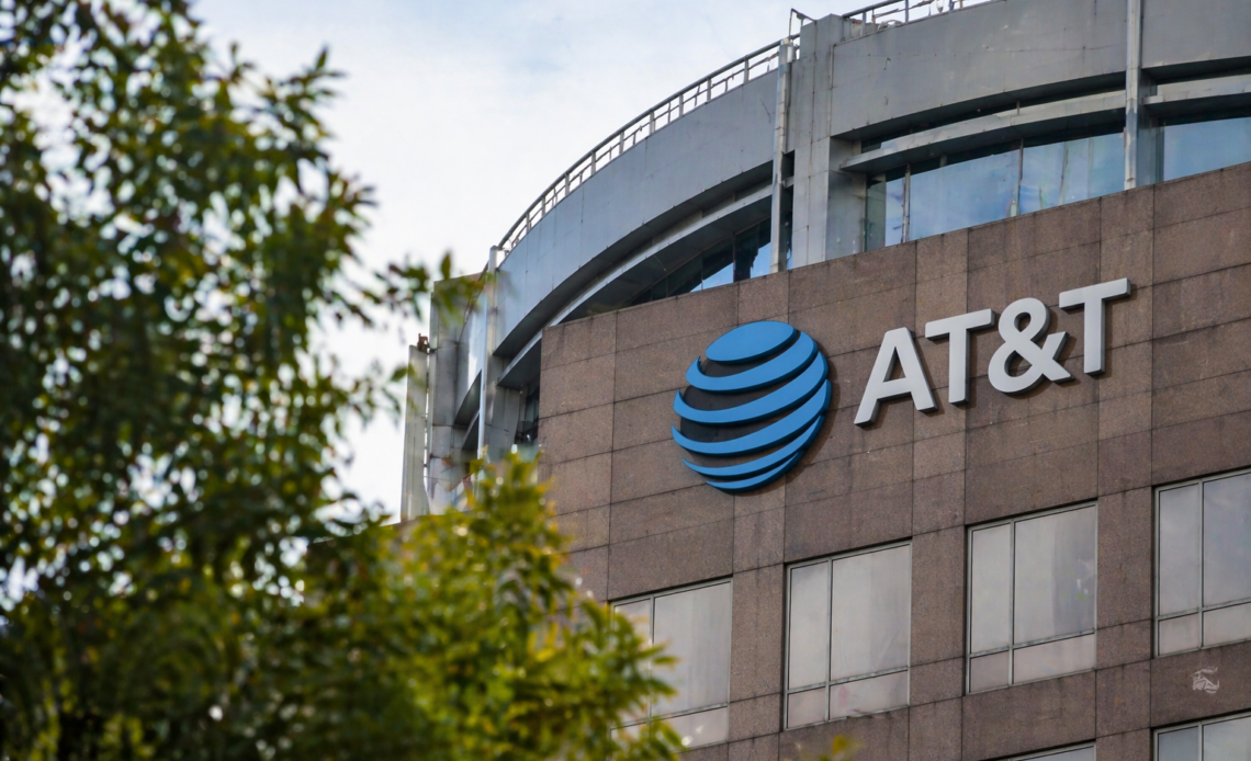 AT&T stock is tumbling amid SpaceX competition fears: buy the dip?