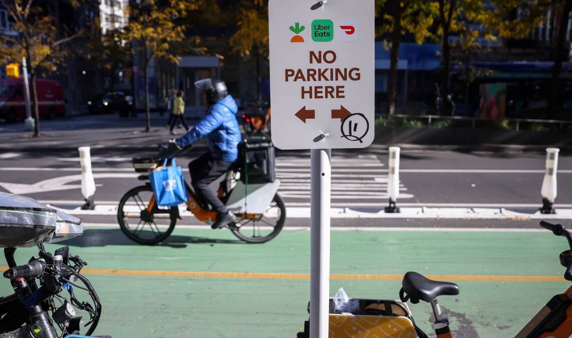 Fewer Americans are opening Uber Eats as DoorDash pulls ahead